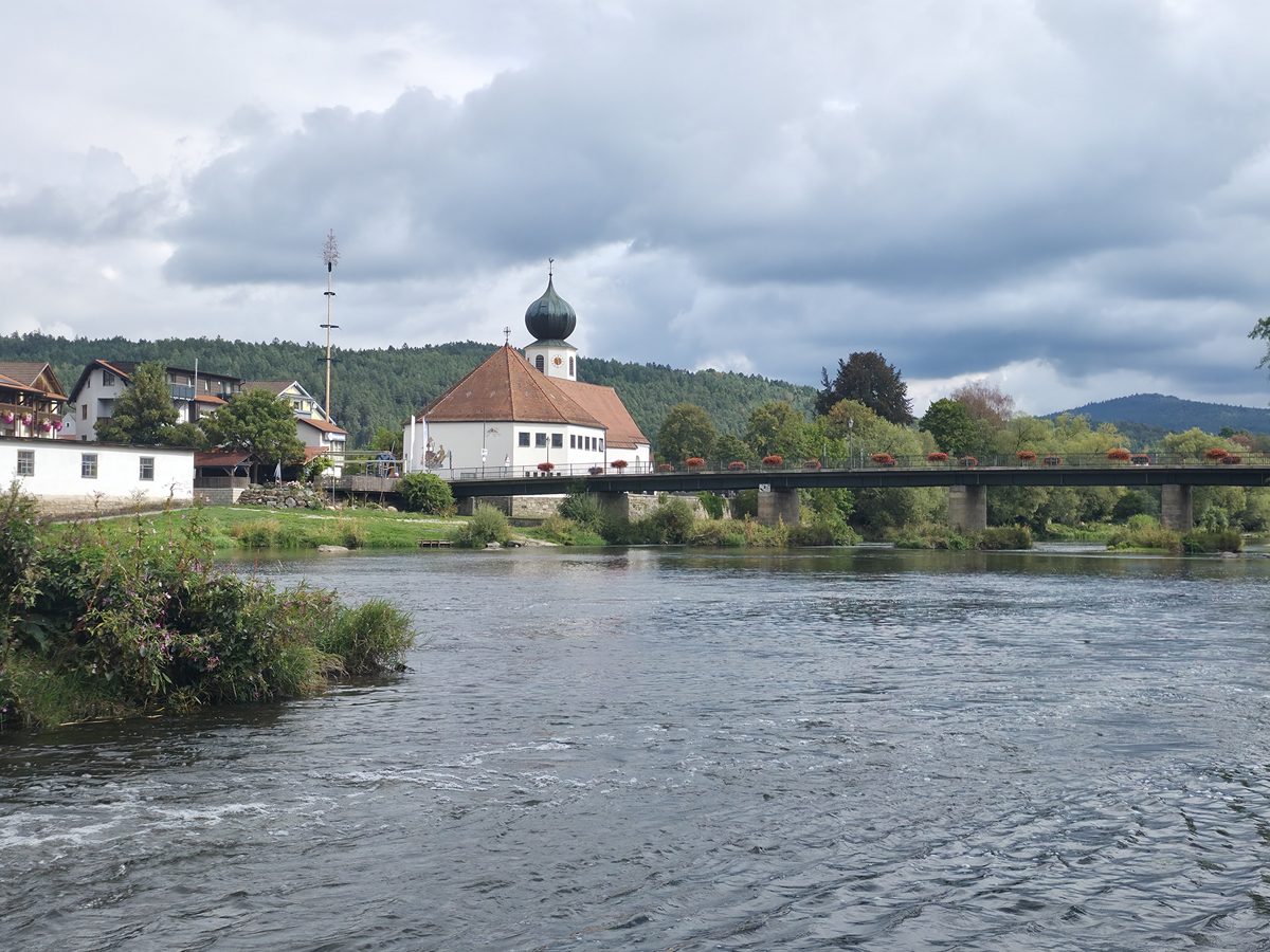 Kirche mit Zwiebelturm und Brücke über den Regen in Chamerau
