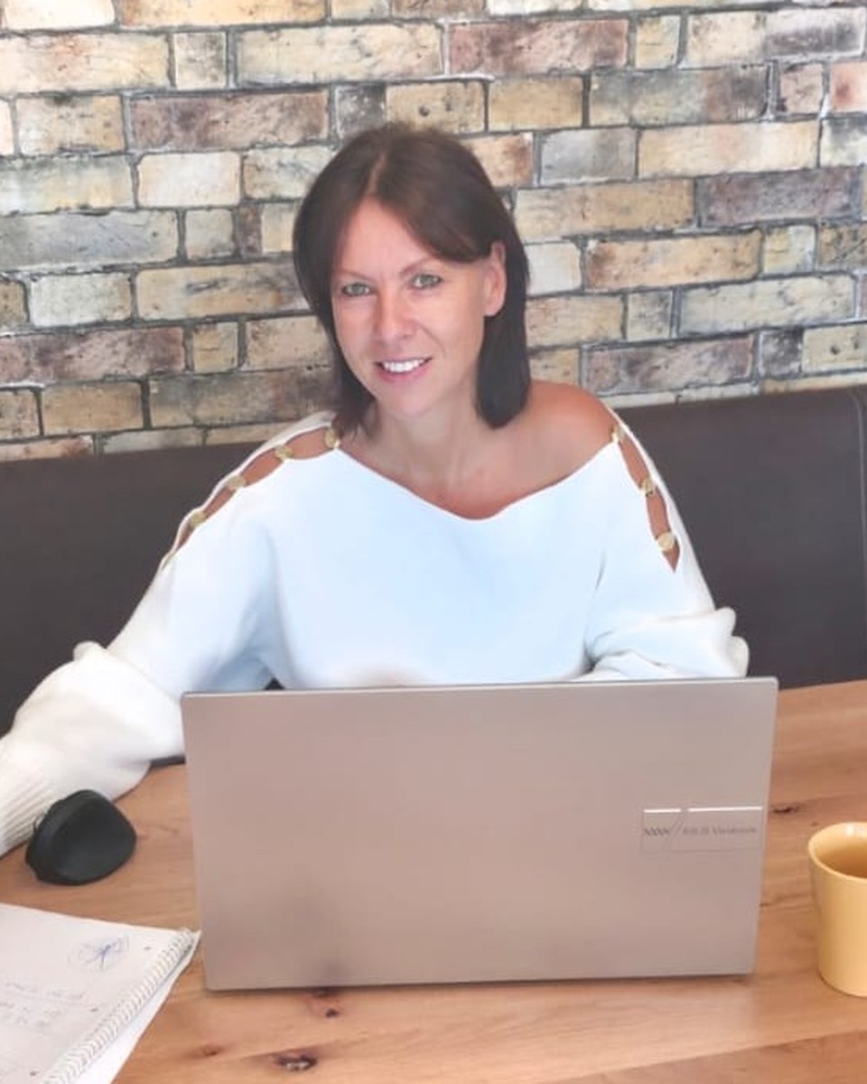 Renate Wutzel bei der Arbeit am Schreibtisch